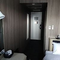 一般的なビジネスホテルスタイル。ダブルだと狭く感じました。