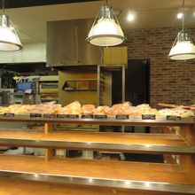 カウンターだけの省エネ店舗です