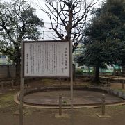 お洒落な街なかの古代遺跡