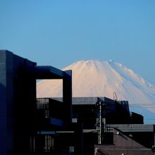 マンションの向こうに富士山が見えました！