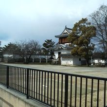 「中の段」の広場の隅っこの方にぽつんと建ってます