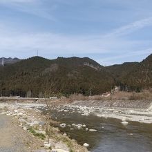 目の前に大芦川が。店名の由来かな？