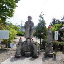 子持ち地蔵。左は修行大師像