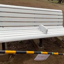 ベンチのペンキ塗り直し作業