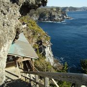 石廊崎の断崖絶壁に建つ神社　神主さんがいます