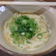 自分で麺を湯がくうどん店