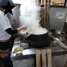 もうもうと湯気が上がるお釜