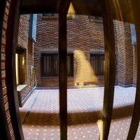 なんと！唯一の窓の外には、怪しい中庭が...