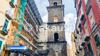 小さな広場に面したファサードは修復中でした。