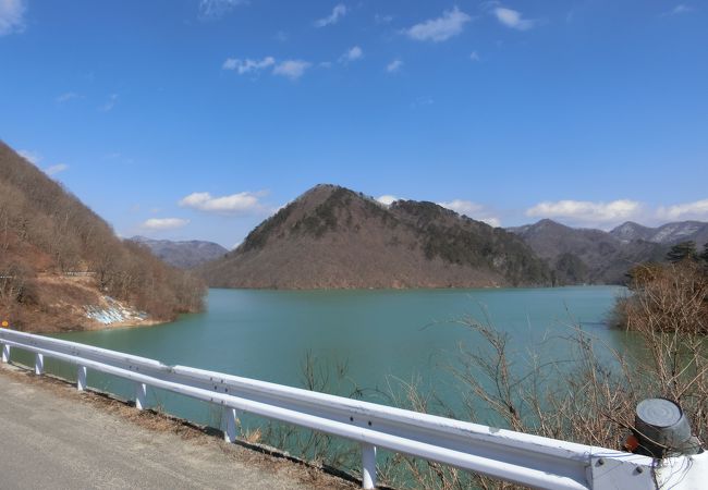 奥鬼怒川にある、山奥に現れるダム湖です。