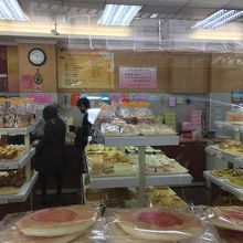 沢山のパンが並ぶ店内