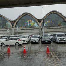 雨の空港ターミナルビルです。