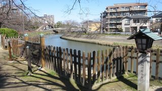 歴史を思い起こす史跡が復元されています