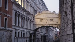 宮殿と監獄を結ぶ橋