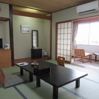 10畳のお部屋に広縁付き。このホテルは海側より山側が上室