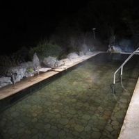 昼間は樹海の向こうに三原山が見えます