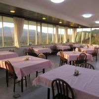 明るい食事処からも三原山の勇姿が見えます