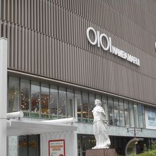 難波駅の近くのファッションビルで、斬新なデザインです。