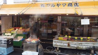 カニなど店頭でむしてくれるお店です。