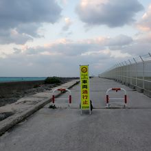 17エンドへはここから徒歩で（自転車・バイクは通行可）