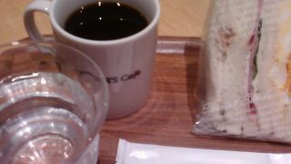 タバコを好きたいサラリーマンの人が結構来てました。