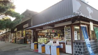 「獺燦」の幟を見かけて立ち寄りました。松陰神社の近くにあり、それ以外の日本酒も多数扱っていました。