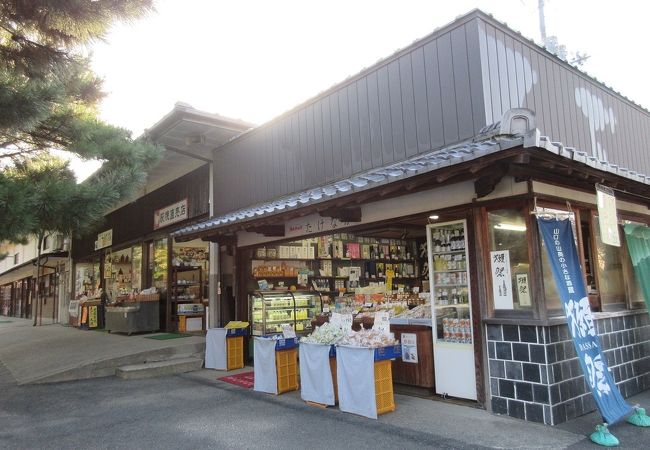 「獺燦」の幟を見かけて立ち寄りました。松陰神社の近くにあり、それ以外の日本酒も多数扱っていました。