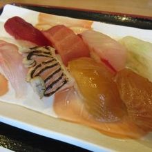 大島名物べっこう寿司やゴジラ寿司を含むお寿司