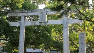 大きな石の鳥居をくぐった先に、松下村塾や松門神社が。