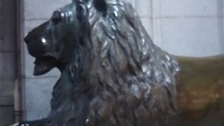 三越の正面の入り口にあるライオンの像