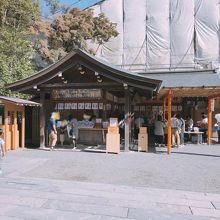 祈祷受付所の後方に工事中の建物がみえる