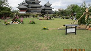 天守東にある芝生の庭園