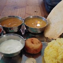 ベジカレーセットに豚肉カレーをプラス。