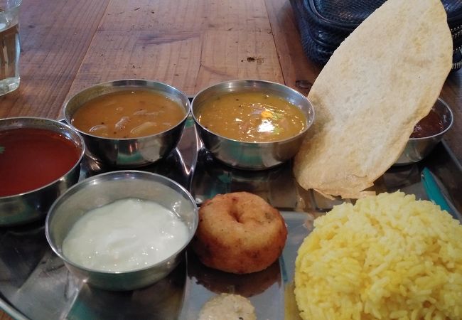 貴重な南インドカレーの店，待望の出現。