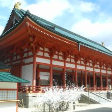 左右に目一杯広がった大きさに圧倒されます