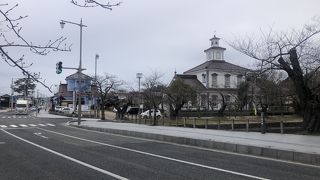 警察署と比べるとお嬢様のような瀟洒な建物