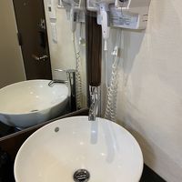 ドアのすぐ横に洗面台