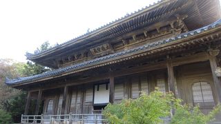 巨大な三門をはじめ、17世紀の大雄宝殿など見ごたえある建物が並んでいました。