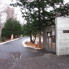 正面ゲートから入館します