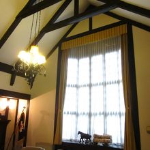 大胆で贅を尽くす２階応接室