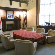 暖炉と応接室に北海道旗