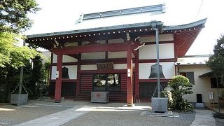 お寺の目の前には洗車場が