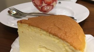 陸カフェROOMで焼きたてチーズケーキを堪能