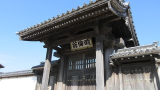 扁額の色合いが門その物とミスマッチしているよう。