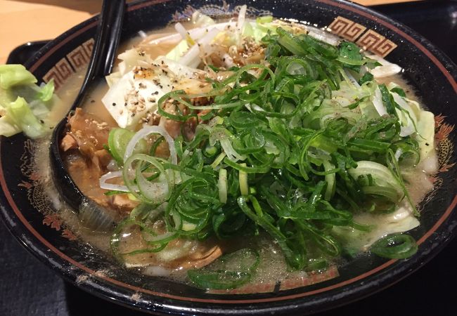 行列ができる人気のラーメン店