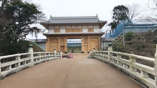 日本100名城の水戸城、現存するのは薬医門のみ、杉山門、大手門が近年再建され二の丸角櫓は工事中