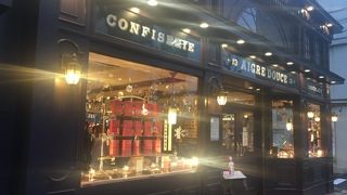 いつも繁盛しているフランス菓子店