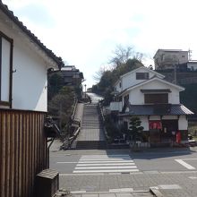 酢屋の坂から見た塩屋の坂右横のお店外観