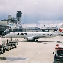J-AIRオペレーションのエンブラエル190、新潟行き。