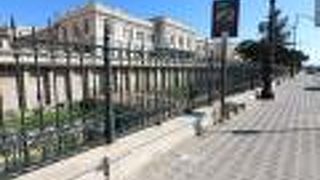 海岸通り沿いにあります